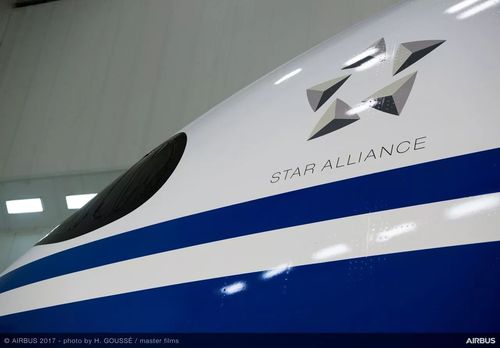 7月5日,中国航空器材集团公司在德国柏林与空中客车公司签订采购140架
